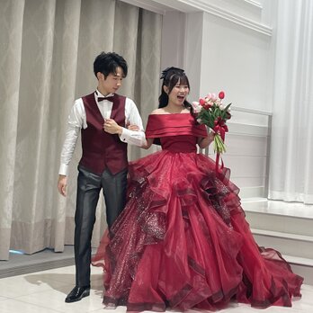 実例写真！カラードレス ボルドー色 オフショルダー ラッフルフリル キラキラチュール プリンセスライン 花嫁