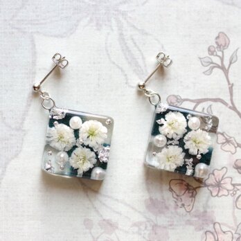 レジンアート　スクエアピアス〈海に咲く花〉