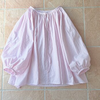 ピンクのストライプのブラウス