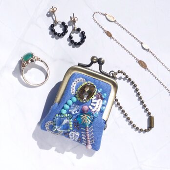 小さなビーズ刺繍のがま口 No.105｜ロイヤルブルー×ガーゼ｜ネックレス・バッグチャームにも｜アクセサリーケース