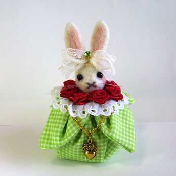 巾着ドレスを着た白うさぎ（黄緑）羊毛フェルト 雑貨 インテリア ぬいぐるみ Wool felt rabbitの画像