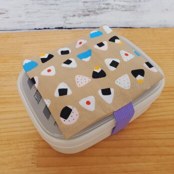 お弁当に！保冷剤ケース付きお弁当箱ゴムバンド ランチベルト  おにぎり柄