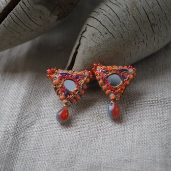 三角ミラー刺繍ピアス　しずくビーズ　orange