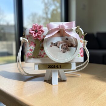 猫好きさんへ贈る 木のカメラ型フォトフレーム＊名入れ・写真セット無料 花柄（白）