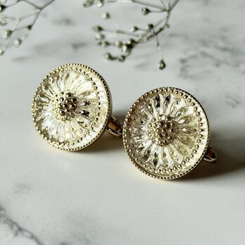 チェコガラスボタンピアス／イヤリング｜クリア｜ 光と透明感の花モチーフ