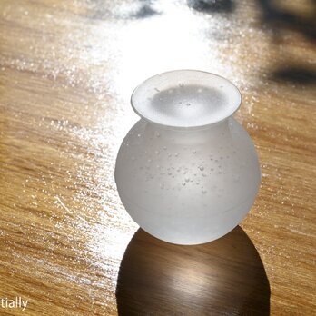 「 KAZEの肌 」シリーズ、無色ガラスのインテリアトレイ ● 7cm（上面艶ナシ）