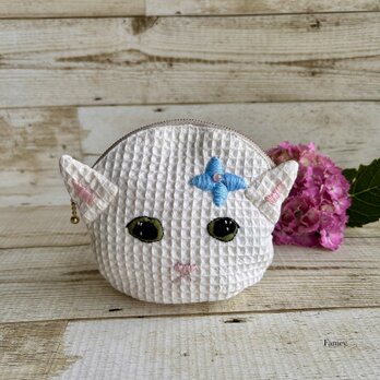 大人かわいい手刺繍紫陽花と白猫ちゃんの小さめポーチ　ワッフル生地　コットン　あじさい　小物入れ