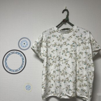 大人のデイリーTシャツ　プチハイネック　コットン　小花柄　リックラック