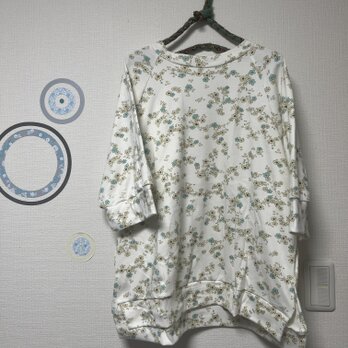 大人のデイリーTシャツ　後ろ下がりTシャツ　コットン　　　　　小花柄　リックラック