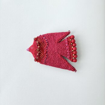真っ赤な果実の王国の赤い高貴な鳥さん/手刺繍鳥ブローチ