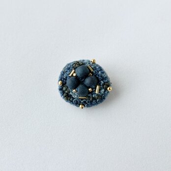 青く小さな静寂/草木染め糸を使ったちいさな手刺繍ブローチ