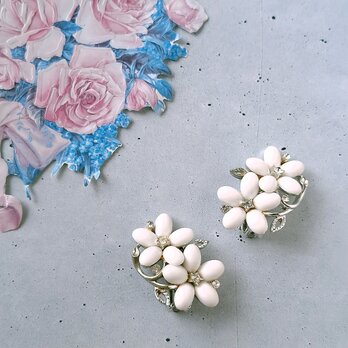 《LISNER》 white plastic flower clear rhinestone リスナー ヴィンテージイヤリング
