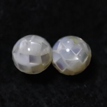 モザイクシェルのスタッドピアス（ホワイト系・10mm・チタンポスト）