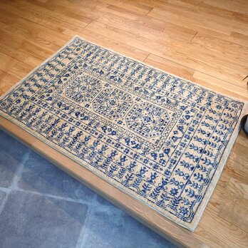 ハンドメイド　夏は涼しく冬は暖かい天然ラグ ガゼニラハット COLOR　肌触りが気持ちい　127x77cm『イスタリフ』D802