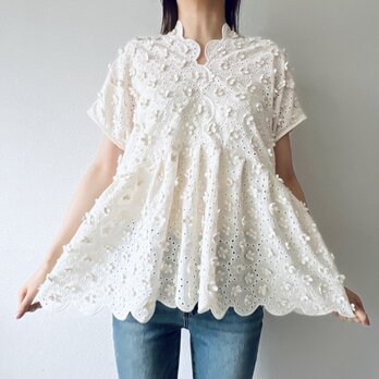花びらレース刺繍 コットンペプラムブラウス(ベージュ
