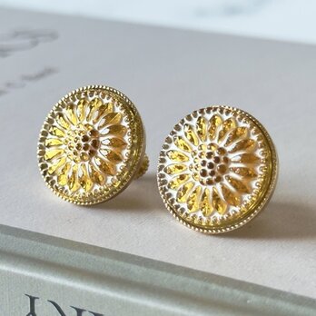 耳元に咲くひまわり｜チェコガラスボタンのピアス／イヤリング｜夏アクセサリー