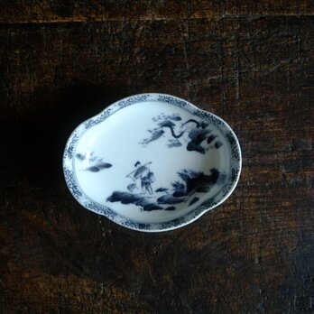 黒染付で素敵◆縁に花唐草。黒染付変形皿　深皿　風景と人　骨董・antiques 大正~昭和初期　JPN-001