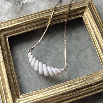 NA180-【 AVON 】エイボン・ヴィンテージネックレス 1981 "Gatsby" White Front Curve