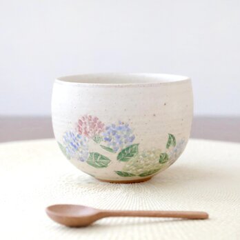 ころんと丸い彫り模様のお湯のみ / 紫陽花