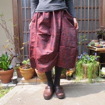 紬リメイクスカート☆赤黒の大人色変形バルーン7６㎝位の画像