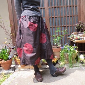 アンティーク紬でリメイク☆焦げ茶に赤花紋変形バルーン77㎝位の画像