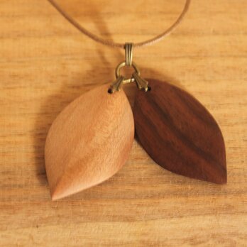 木のアクセサリー「Twin leaf」（ツインリーフ）