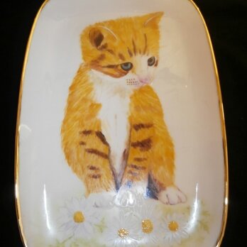 花を見つめる猫の絵皿の画像