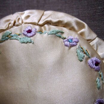 小花の刺繍のシルクの丸型ミニクッション　ラベンダーのポプリ入りの画像