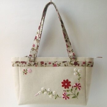 花刺繍のバッグの画像