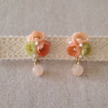 染めた小花を樹脂加工したイヤリング(ピンク&グリーン)