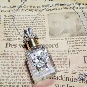 純銀/うさぎ香水瓶ネックレスの画像