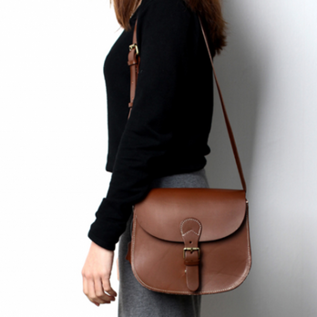 本革 クラッシクレザーショルダーバッグ カジュアルに最適