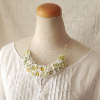 染め花の三日月型ネックレス(M・ホワイト&グリーン)の画像