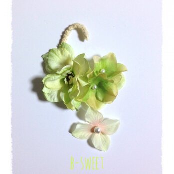 お花と紫陽花のイヤーフックＢ  (ライム)右耳用の画像