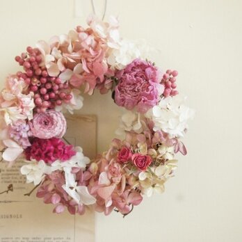 フレンチピンクのお花達のリースの画像