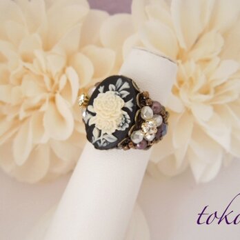 ヴィンテージカメオ指輪　お花（ブラック）の画像