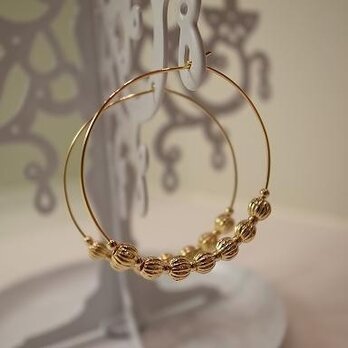 metal beads hoop earringsの画像