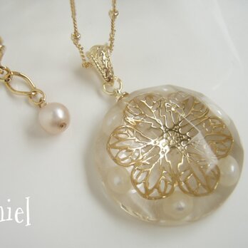 お花とパールのネックレス