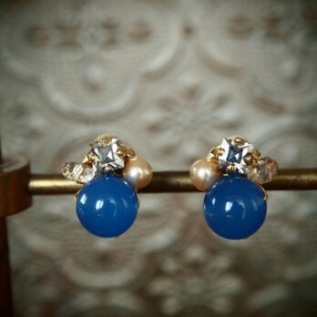 スカイブルーのビジューイヤリング