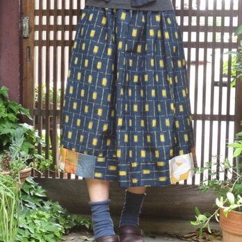 着物スカート夏色パッチ☆藍色に黄色紬で裾に紅葉も７５㎝丈の画像