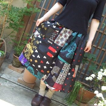 着物リメイクスカート☆大島紬と黒系銘仙いっぱいパッチ♪の画像