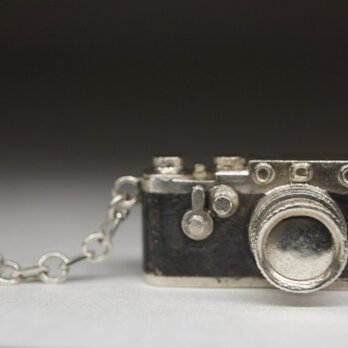 antique camera pendantの画像