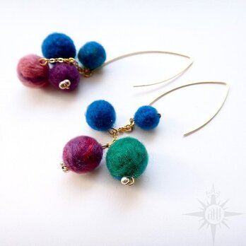 felt balls ピアス -mixed color-の画像