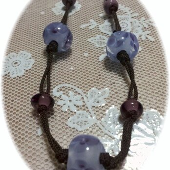 白地に青紫の花模様のネックレス（とんぼ玉）の画像