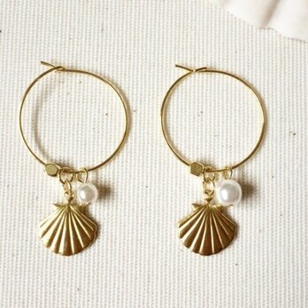 Shell hoop earringsの画像