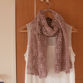 スモーキーピンク色の透かし編みストール・カメリアコサージュ付の画像