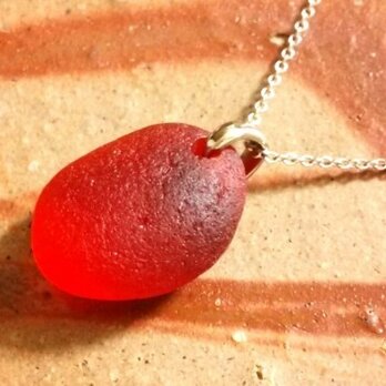 vividレッドシーグラスのペンダント