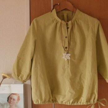 ライムグリーンのブラウス・タティングレースのペンダント付