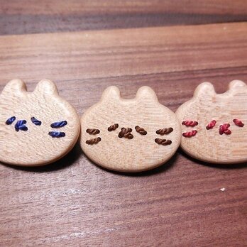 メイプルのひらたいブローチ　ネコノカミ