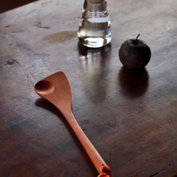 主に鍋でソースを作る時に使うヘラ